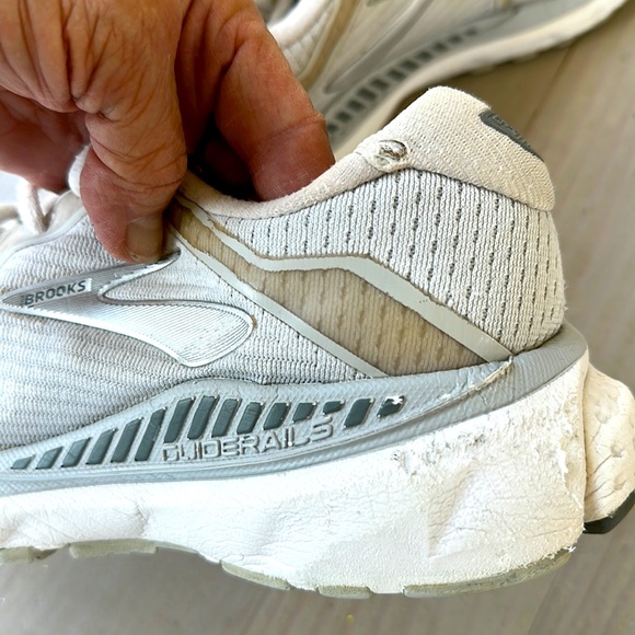 (2) Brooks Women’s 7.5 white Adrenaline GTS XX shoes - Picture 3 of 6